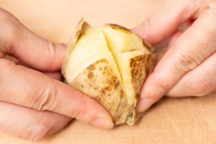 じゃがいもの皮に切れ目を入れてむく